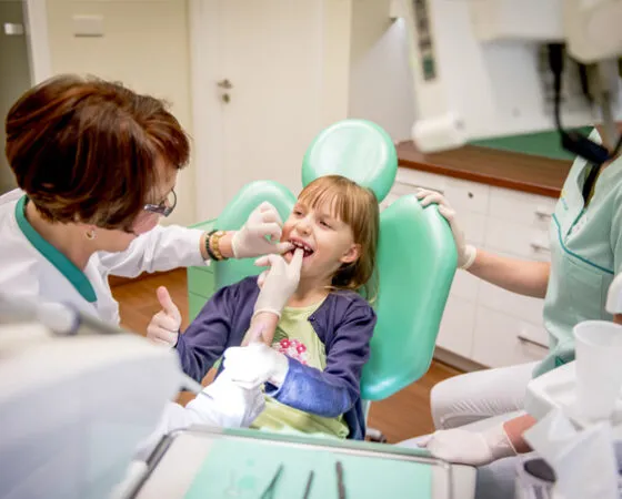 Czy aparaty ortodontyczne ruchome skutecznie leczą wady zgryzu u młodszych dzieci?