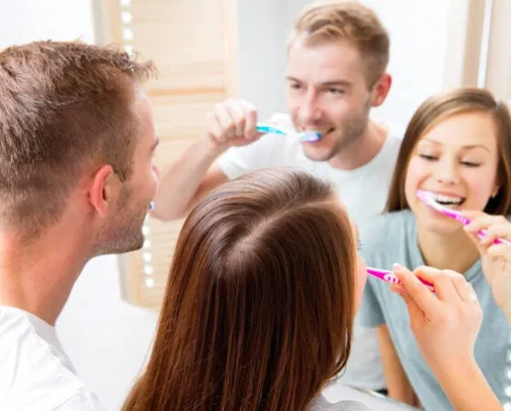 Higiena jamy ustnej u dorosłych – poznaj skuteczne metody szczotkowania zębów i dowiedz się, jak dobrać odpowiednią szczoteczkę i pastę do zębów
