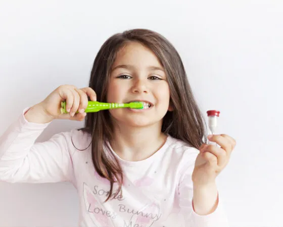 Higiena jamy ustnej u dzieci – Jak prawidłowo czyścić zęby u niemowląt i małych dzieci (0-6 lat) oraz tych nieco starszych ?