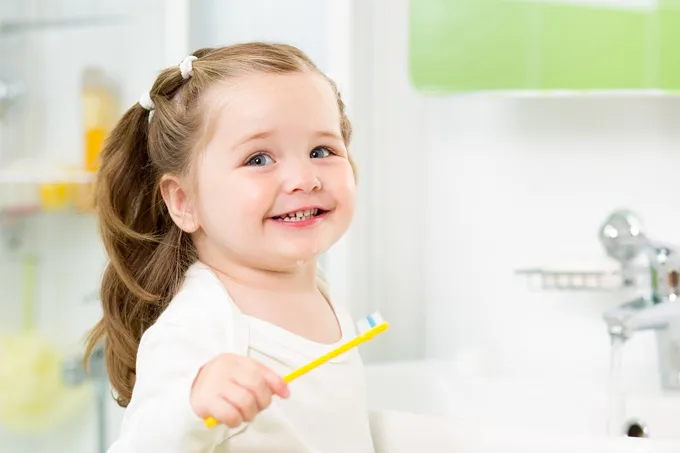 Higiena jamy ustnej u dzieci – Jak prawidłowo czyścić zęby u niemowląt i małych dzieci (0-6 lat) oraz tych nieco starszych ?