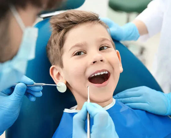 Fluoryzacja zębów u dzieci i dorosłych – sposób na dodatkową ochronę i wzmocnienie zębów